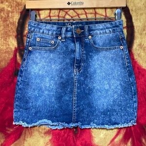 NO BOUNDARIES-juniors acid wash cotton blend ‘MID RISE’ denim short mini skirt